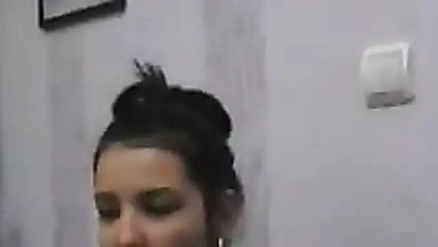 Узбечка стеснительно показала попку