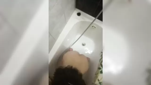 Молодая узбечка отсосала другу в ванне